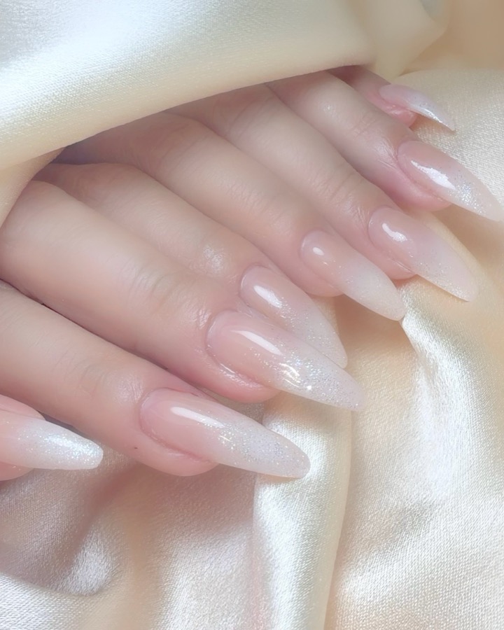 ラメグラデーションのロングネイル