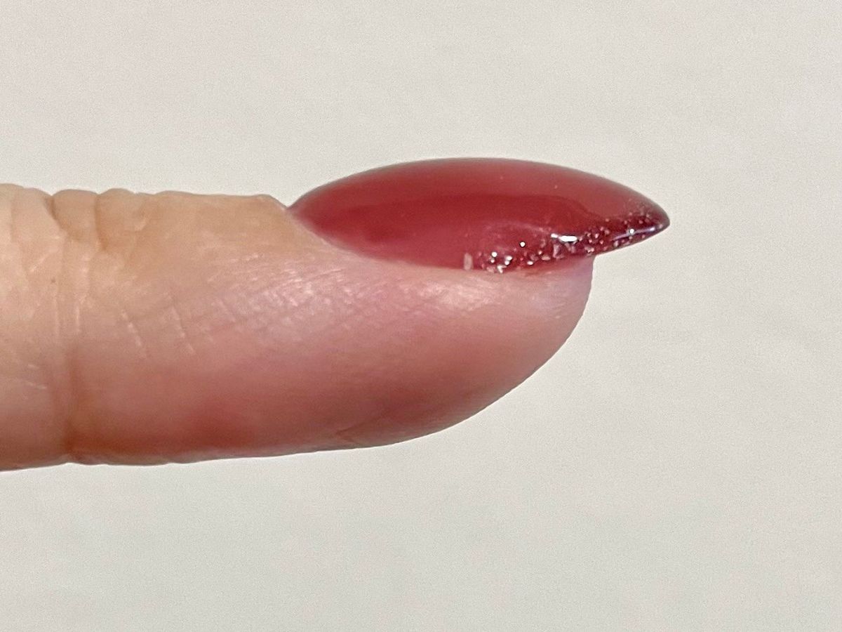 横から見た、美しいフォルムに仕上げたジェルネイル