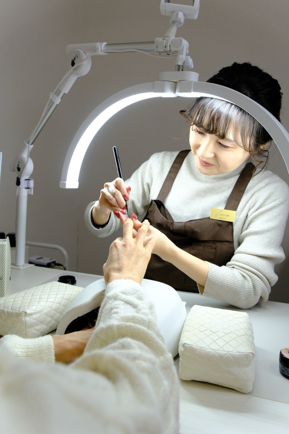 施術中のネイリスト 八木真知
