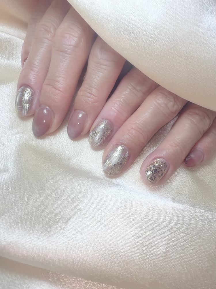 K.T様のネイル（ゴールドのアート）