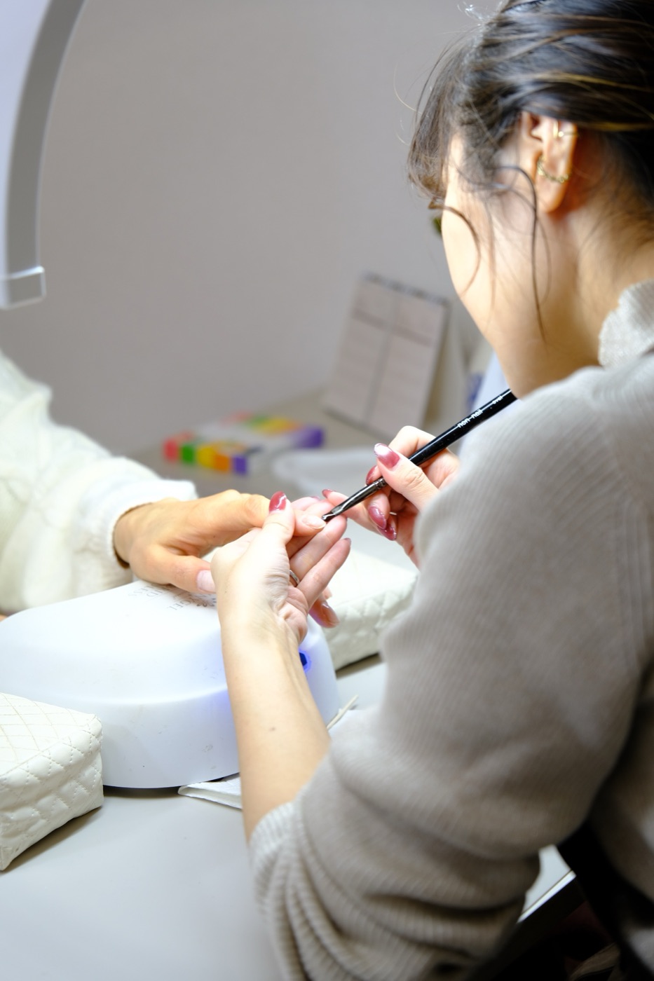 ネイリストが丁寧に施術している様子